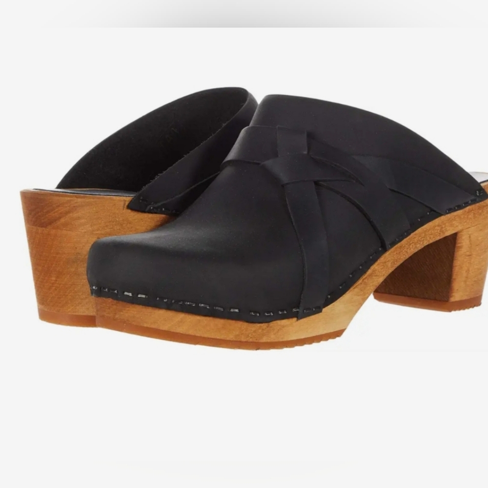 New in box Sanita Manuela leather black clog